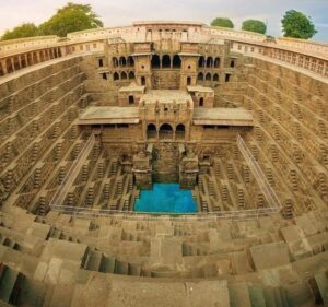 Read more about the article Chand Baori is a deep four-sided well wi…